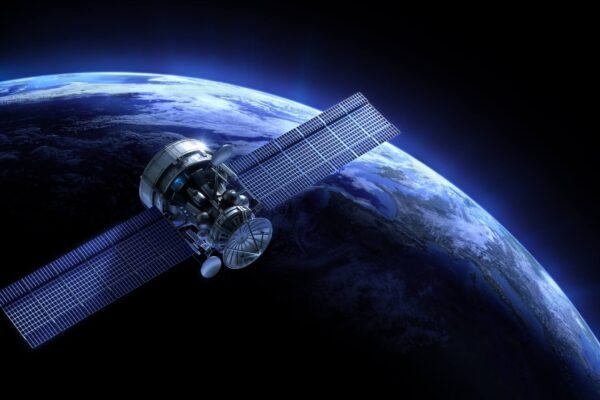 Escudo inovador promete proteger satélites do lixo espacial mortal (Imagem: Getty Images/ Canva Pro)