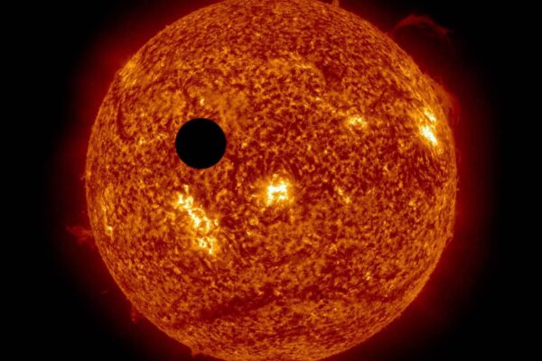 Estrela silenciosa K2-18 protege atmosfera de exoplaneta distante. (Imagem: Getty Images/ Canva Pro)