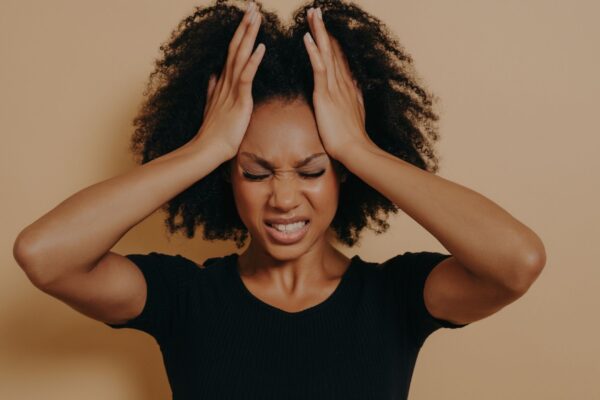 Hormônios do estresse desgastam coração e circulação. (Foto: Vkstudio via Canva)