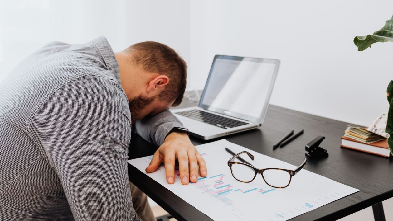 Corpo reage mais forte ao estresse no início da semana. (Foto: Pexels via Canva)