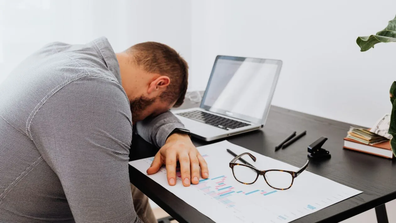Corpo reage mais forte ao estresse no início da semana. (Foto: Pexels via Canva)