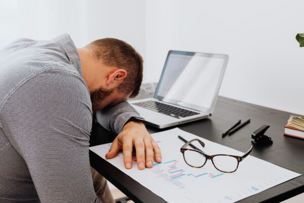 Corpo reage mais forte ao estresse no início da semana. (Foto: Pexels via Canva)