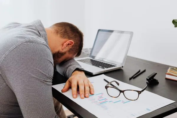 Corpo reage mais forte ao estresse no início da semana. (Foto: Pexels via Canva)