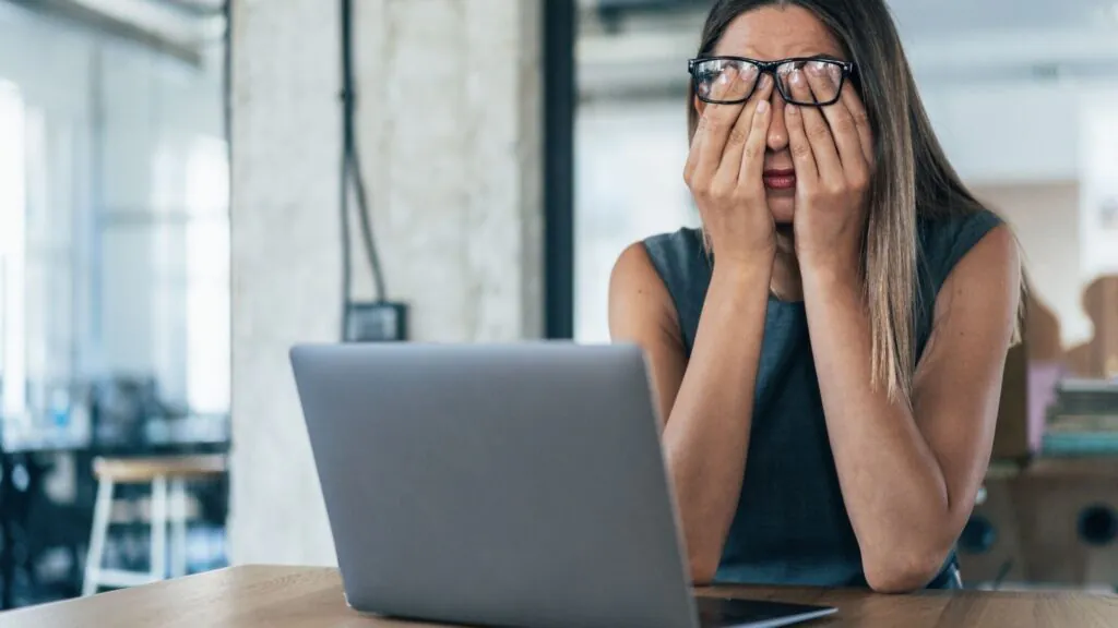 Cortisol sobe até 23% após crises de ansiedade às segundas. (Foto: Getty Images via Canva)