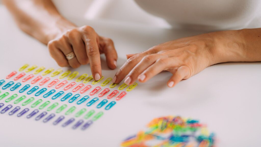 Biomarcadores revelam pistas sobre o autismo e TOC. (Foto: Science Photo via Canva)