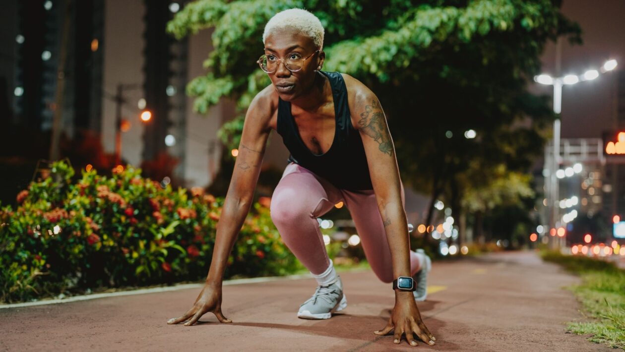 Treinar à noite é possível, mas exige planejamento correto. (Foto: Dotshock via Canva)