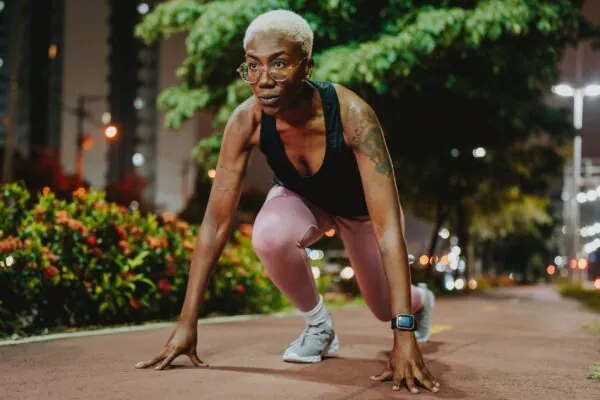 Treinar à noite é possível, mas exige planejamento correto. (Foto: Dotshock via Canva)