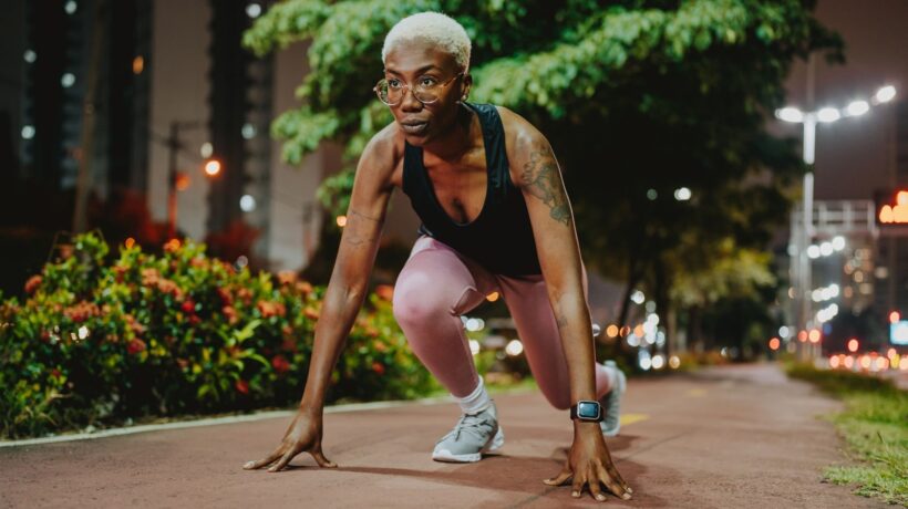 Treinar à noite é possível, mas exige planejamento correto. (Foto: Dotshock via Canva)