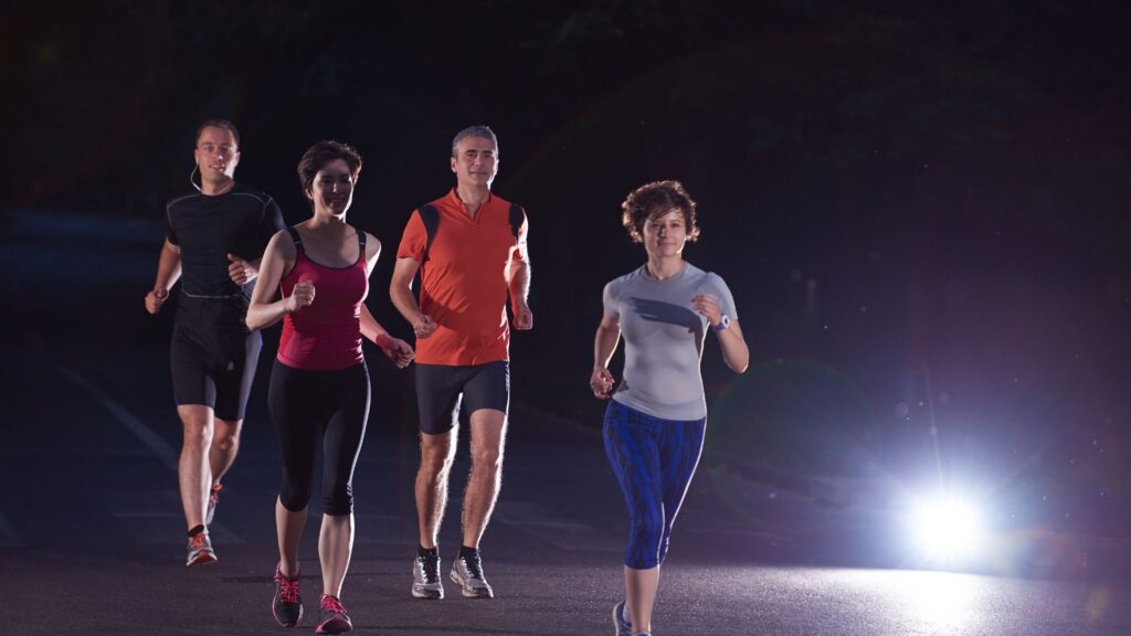 Evite treinos intensos perto da hora de dormir. (Foto: Getty Images via Canva)