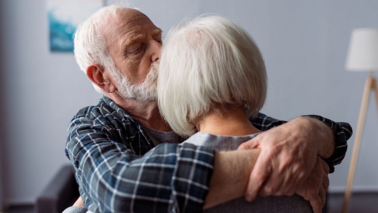 Alzheimer compromete reconhecimento de rostos familiares. (Foto: Getty Images via Canva)