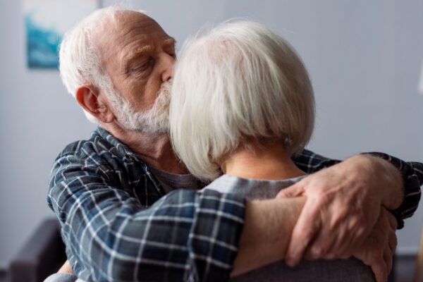 Alzheimer compromete reconhecimento de rostos familiares. (Foto: Getty Images via Canva)