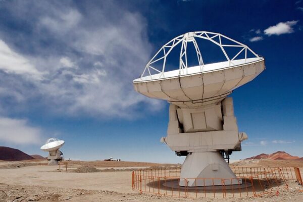 ALMA identifica formação estelar extrema no universo primordial.(Imagem: Iztok Bončina/ESO/CC BY-SA 4.0)