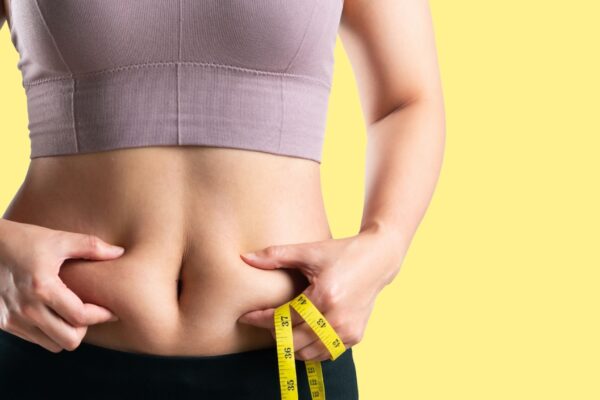 Inflamação causada por gordura visceral acelera o envelhecimento. (Foto: Getty Images via Canva)