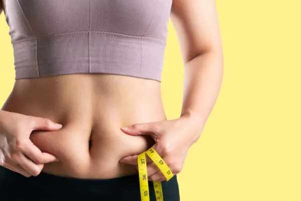 Inflamação causada por gordura visceral acelera o envelhecimento. (Foto: Getty Images via Canva)