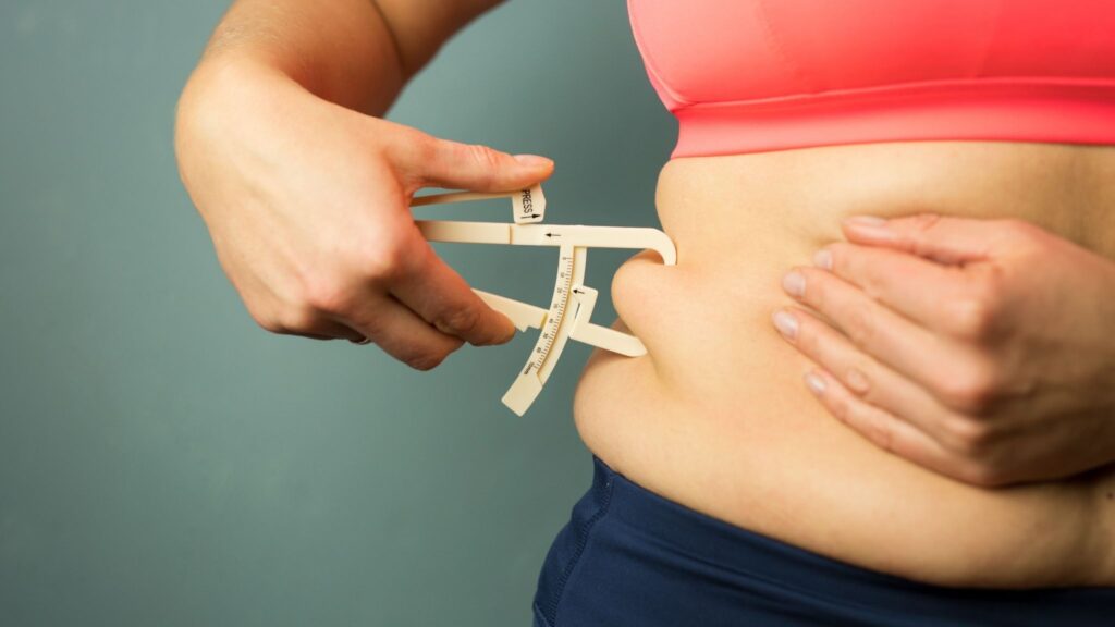 Gordura visceral afeta memória, foco e tomada de decisão. (Foto: Getty Images via Canva)