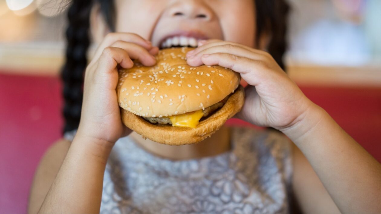 Pressão alta em crianças cresce globalmente. (Foto: Boonpong's Images via Canva)