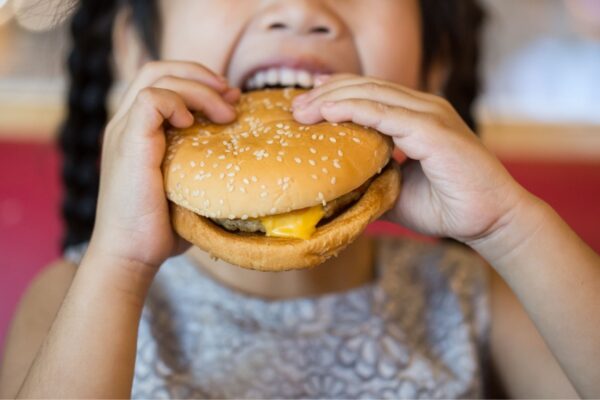 Pressão alta em crianças cresce globalmente. (Foto: Boonpong's Images via Canva)