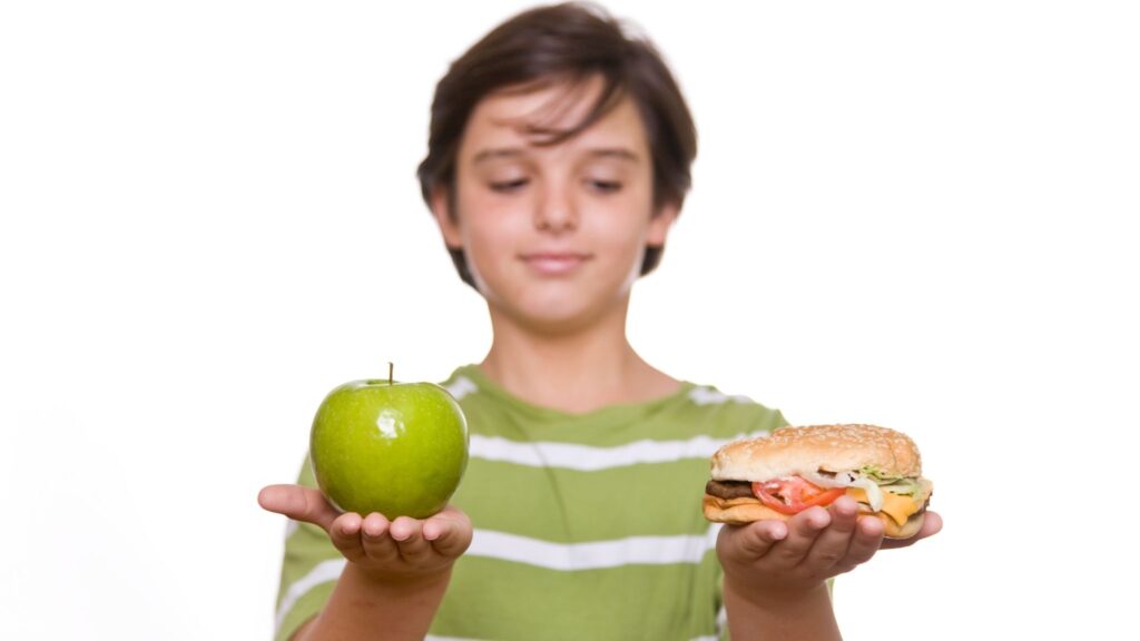 Alimentação saudável protege o coração das crianças. (Foto: Getty Images via Canva)