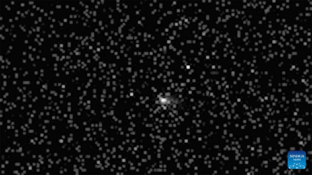 Objeto interestelar 3I/ATLAS registrado pela câmera da Tianwen-1 em 3 de outubro de 2025 (Imagem: CNSA/Divulgação via Xinhua)