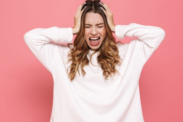 Estresse diário afeta imunidade e provoca sintomas físicos. (Foto: Dean Brobot via Canva)