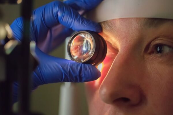 Cirurgias a laser reduzem a dependência de óculos. (Foto: Sviatlanalazarenka via Canva)