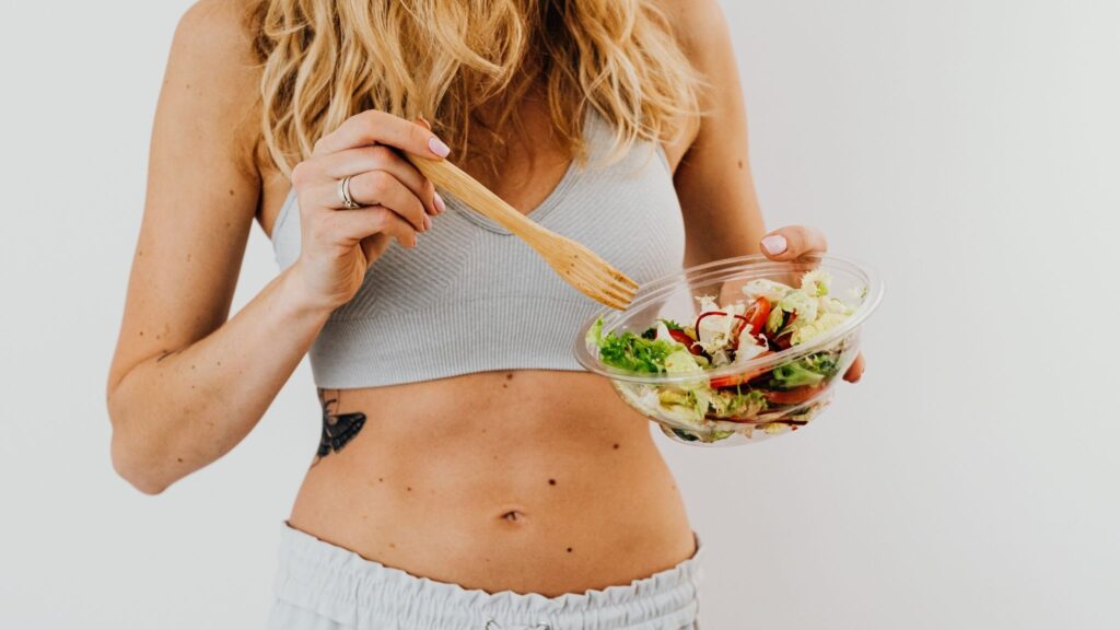 Alimentação equilibrada melhora humor e energia feminina. (Foto: Pexels via Canva)