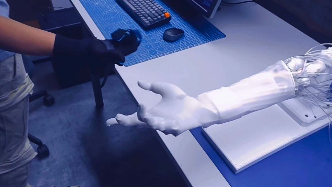 Robô com mão humana: força e precisão em nível impressionante (Imagem: clonerobotics)