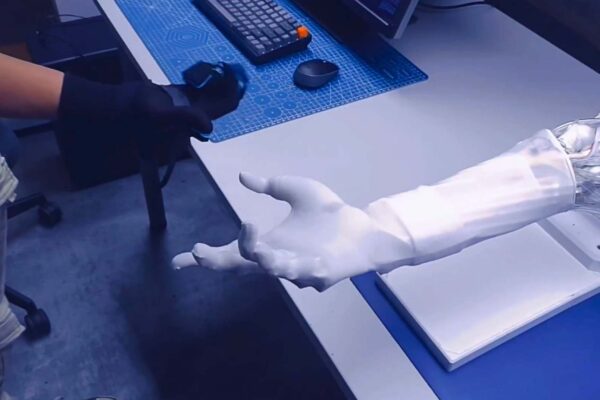 Robô com mão humana: força e precisão em nível impressionante (Imagem: clonerobotics)