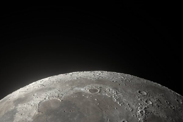 Nuvem de poeira lunar é assimétrica e cientistas explicam motivo (Imagem: Getty Images/ Canva Pro)