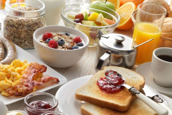 Café da manhã natural garante energia e bom humor. (Foto: Natalia Klenova via Canva)