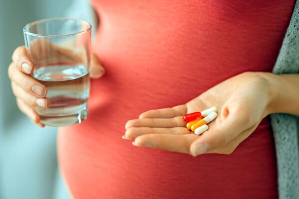 Estudo confirma segurança do paracetamol na gravidez. (Foto: Design Studio's via Canva)