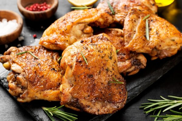 Pele do frango pode trazer gorduras boas ao corpo. (Foto: Getty Images via Canva)