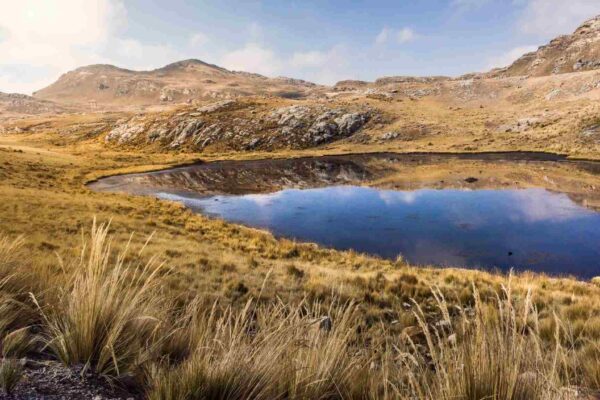 Pequenos lagos andinos liberam mais carbono do que se imaginava (Imagem: Getty Images/ Canva Pro)