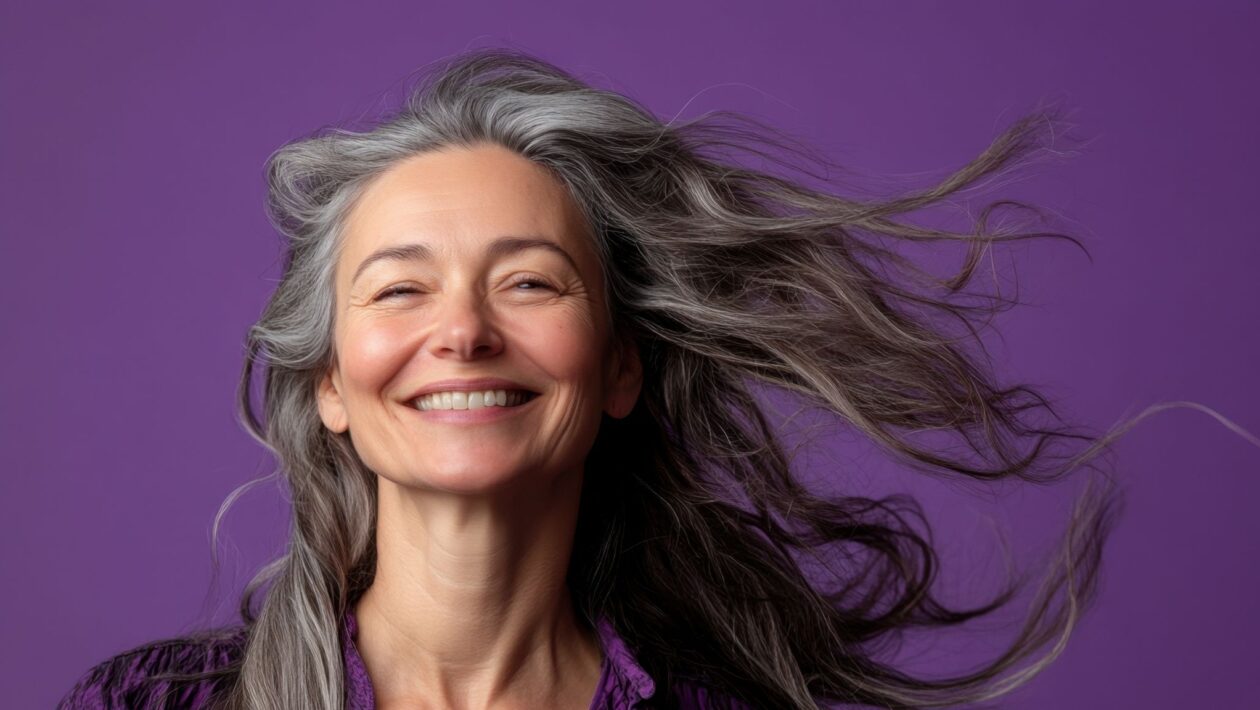 Estresse e genética aceleram o aparecimento precoce dos fios brancos. (Foto: Anytka via Canva)