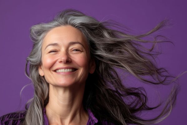 Estresse e genética aceleram o aparecimento precoce dos fios brancos. (Foto: Anytka via Canva)