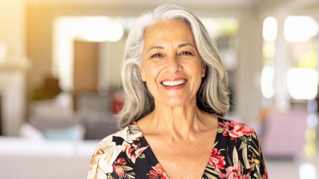 Grisalhos aparecem mesmo que o fio seja arrancado ou cortado. (Foto: TrueCreatives via Canva)