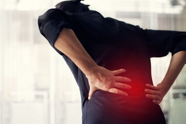 Hábitos saudáveis protegem sua coluna a longo prazo. (Foto: Getty Images via Canva)