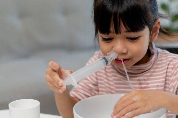 Higiene nasal diária reduz risco de crises respiratórias. (Foto: Worakandetcha's Images via Canva)