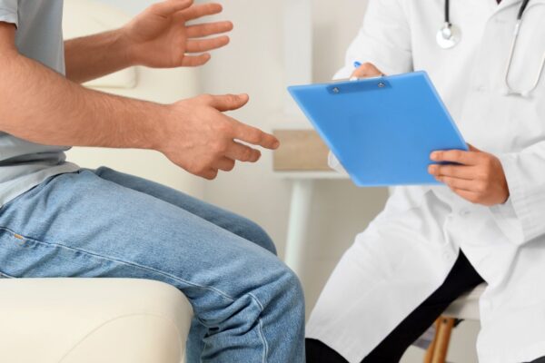 Pressão alta e sedentarismo dominam a saúde masculina. (Foto: Pixelshot via Canva)