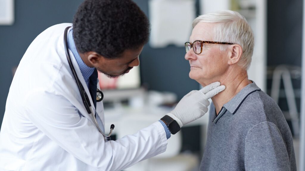 Hiperplasia benigna da próstata afeta metade dos homens. (Foto: Seventy Four via Canva)