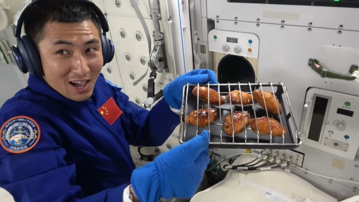 Astronautas chineses fazem o primeiro churrasco no espaço Tiangong (Imagem: Reprodução/ ChinaDaily/ Youtube)