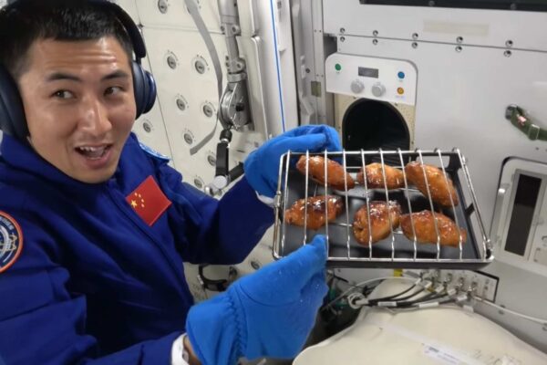 Astronautas chineses fazem o primeiro churrasco no espaço Tiangong (Imagem: Reprodução/ ChinaDaily/ Youtube)