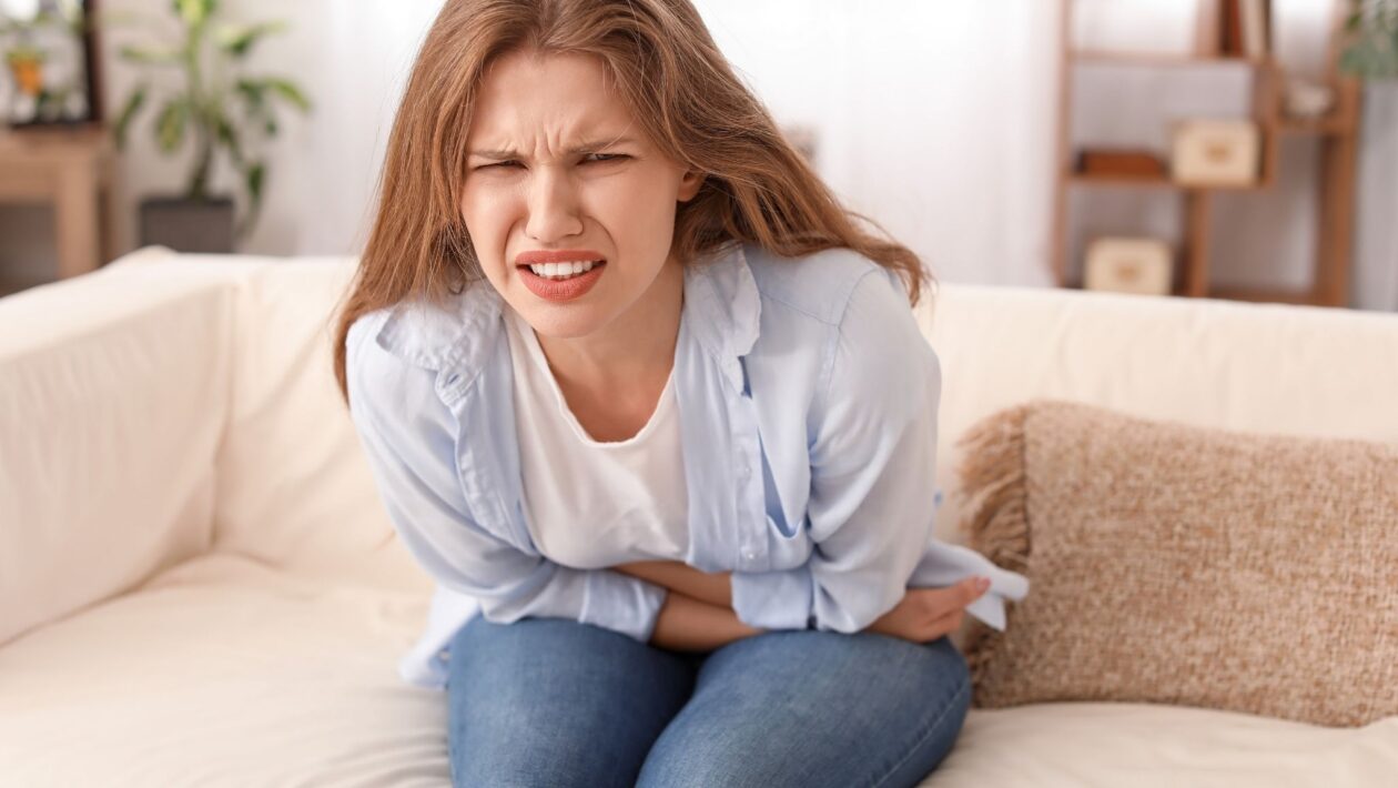 Sensação de peso vaginal pode indicar prolapso genital. (Foto: Pixelshot via Canva)