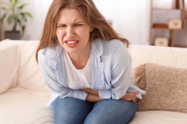 Sensação de peso vaginal pode indicar prolapso genital. (Foto: Pixelshot via Canva)