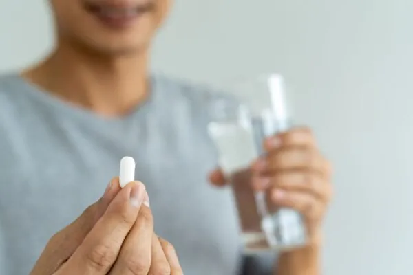 Propranolol reduz tremores e coração acelerado. (Foto: Shisuka via Canva)