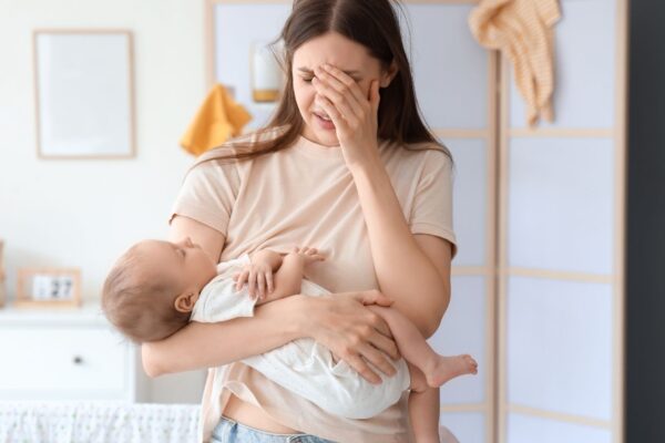 Especialistas defendem nova classificação da psicose pós-parto. (Foto: Pixelshot via Canva)