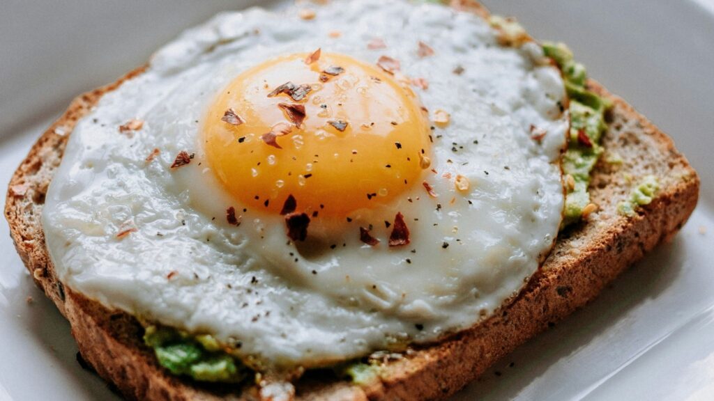 Consumo diário de ovos pode elevar o HDL, o “bom” colesterol. (Foto: Pixabay via Canva)