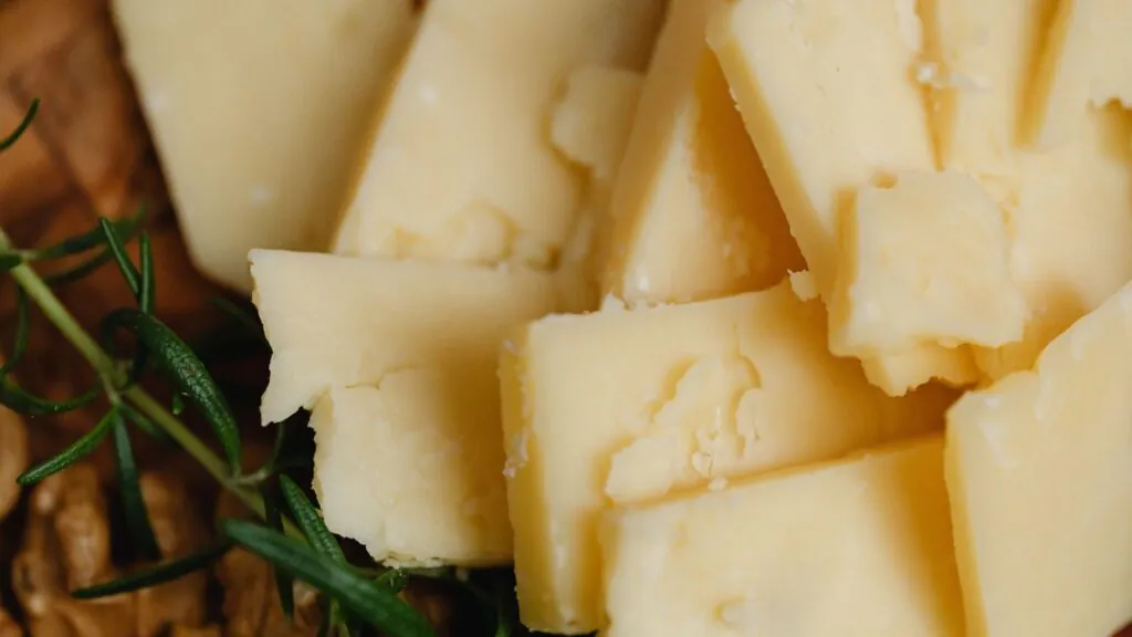 Nutrientes do queijo favorecem a função cognitiva. (Foto: Pexels via Canva)