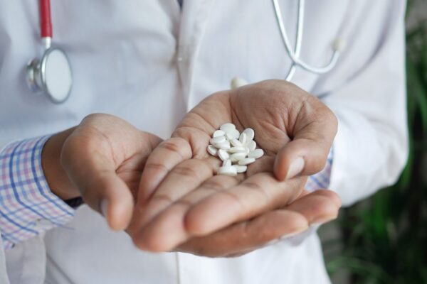 Racecadotrila estimula neurônios em lesões medulares. (Foto: Pexels via Canva)