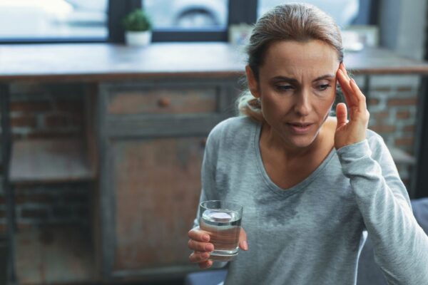 Sintomas de infarto feminino podem ser discretos e atípicos. (Foto: Getty Images via Canva)